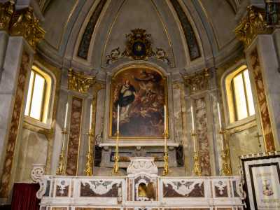 Sull�altare maggiore campeggia una raffigurazione della Vergine Maria